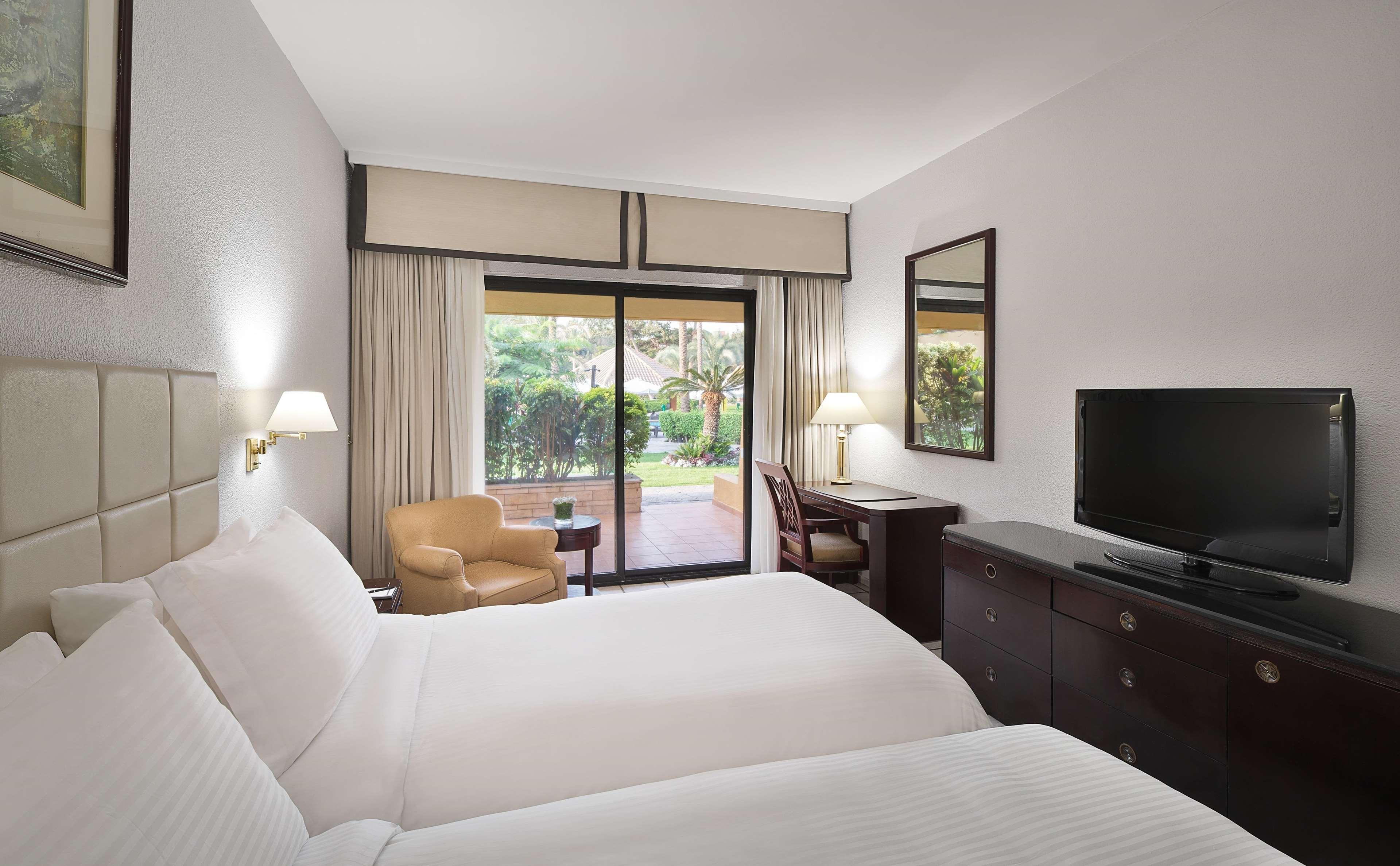 Hilton Cairo Heliopolis Hotel Eksteriør bilde A room at the Hilton Garden Inn
