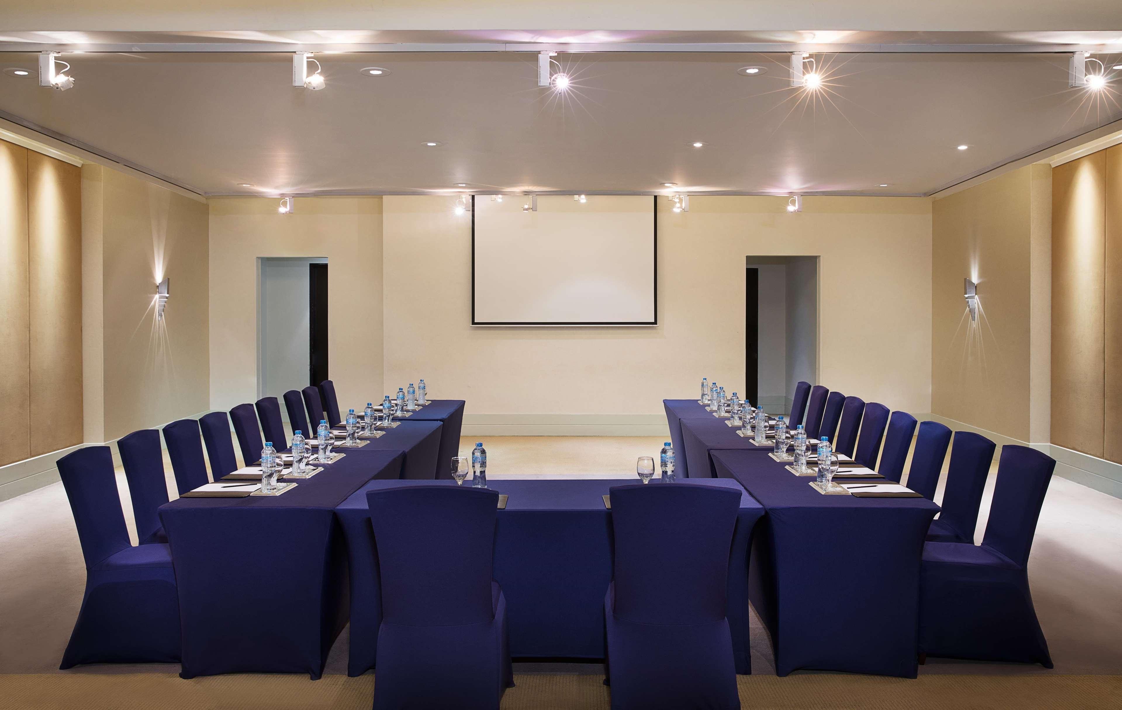 Hilton Cairo Heliopolis Hotel Eksteriør bilde A meeting room at the hotel