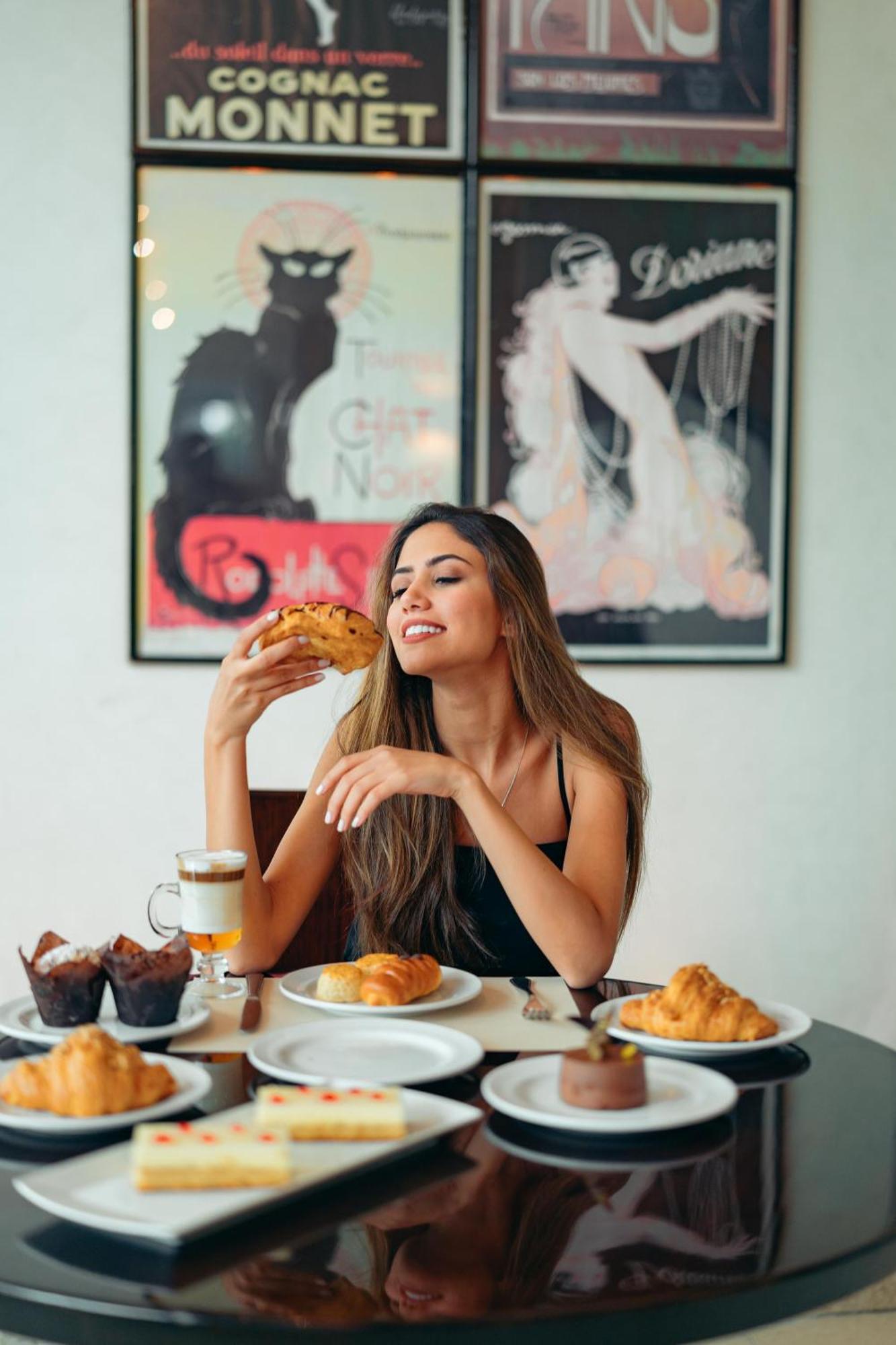Hilton Cairo Heliopolis Hotel Eksteriør bilde A woman eating a pastry